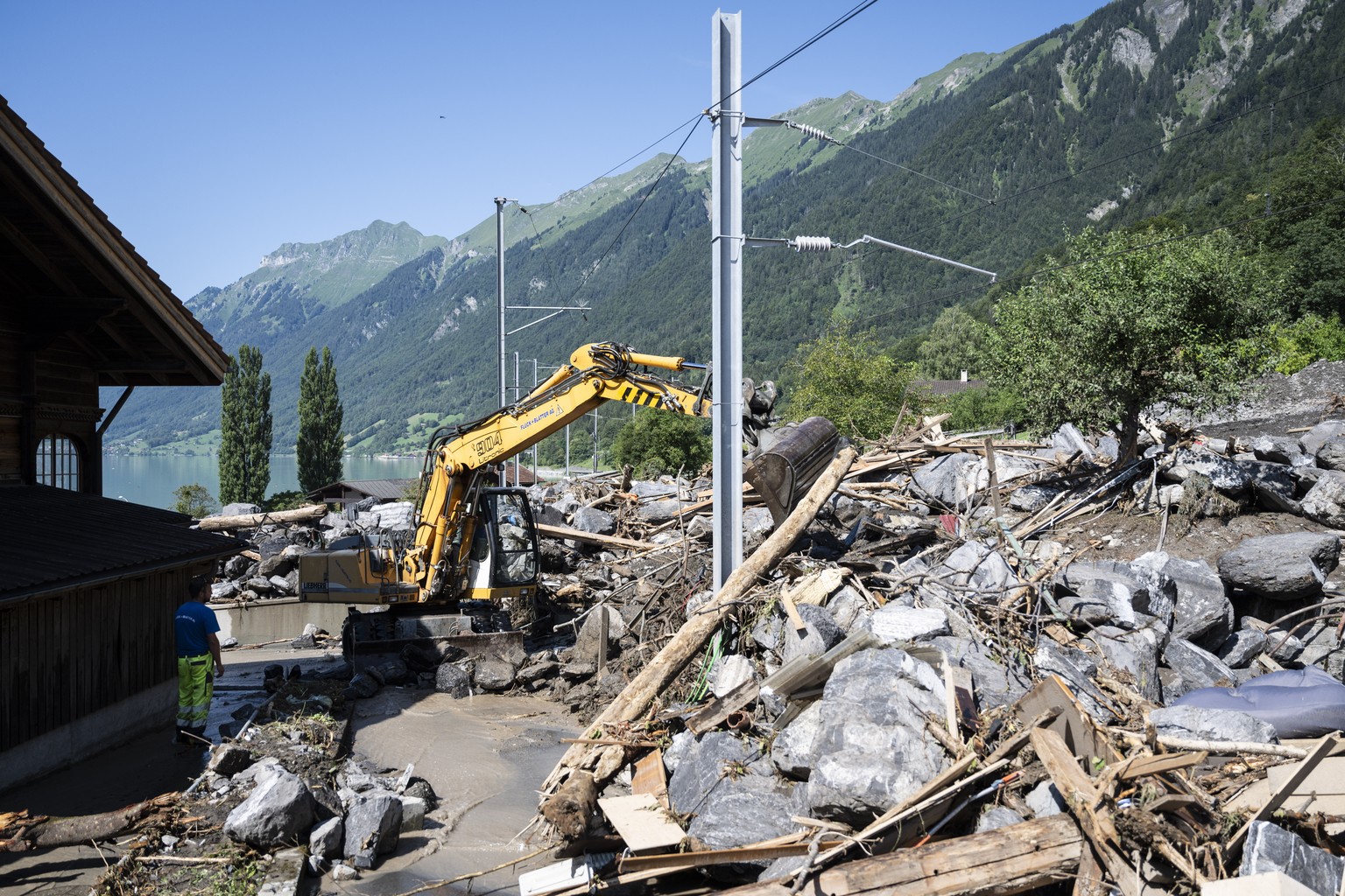 Eine Geroellawine ueberdeckt den Schienenbereich der Zentralbahn Interlaken-Meiringen, am Dienstag, 13. August 2024 in Brienz im Berner Oberland. Am Vorabend haben heftige Gewitter einen Murgang ausge ...