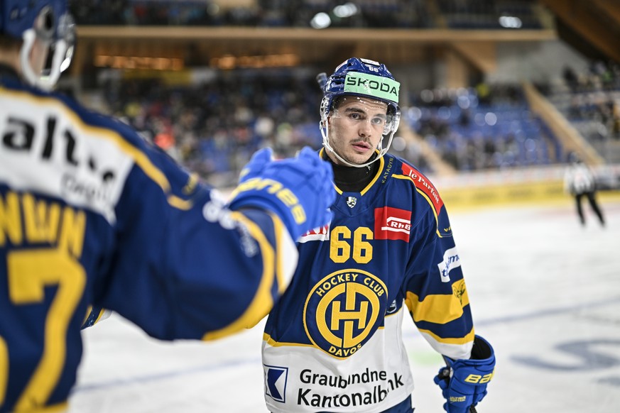 Der Davoser Valentin Nussbaumer bejubelt sein 2-1, beim Eishockey Spiel der National League zwischen dem HC Davos und dem HC Ajoie, am Dienstag, 23. Februar 2024, im Eisstadion in Davos. (KEYSTONE/Gia ...