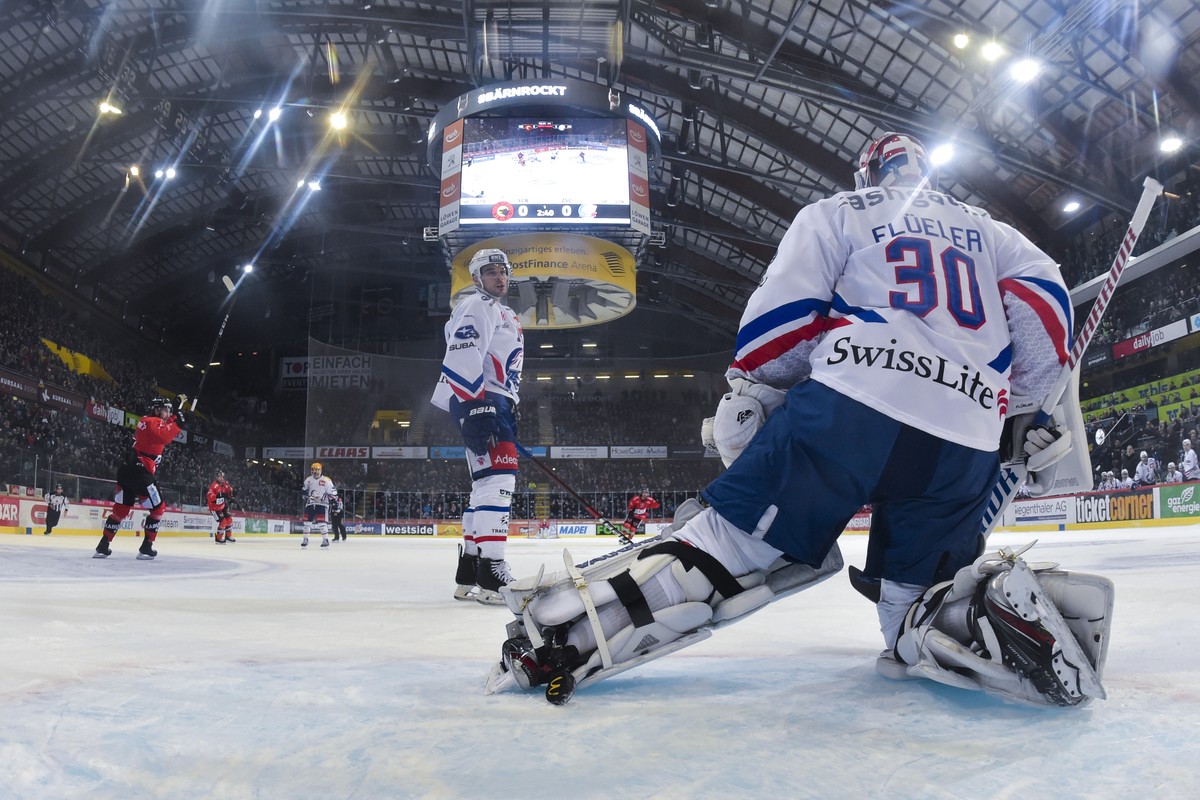 Zuerichs Torhueter Lukas Flueeler nach dem Tor zum 1-0 durch Berns Topscorer Mark Arcobello (nicht im Bild) im Eishockey Meisterschaftsspiel der National League zwischen dem SC Bern und den ZSC Lions, ...