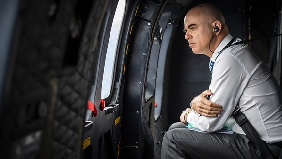 Bundesrat Alain Berset im Helikopter unterwegs in den Kanton Graubünden.