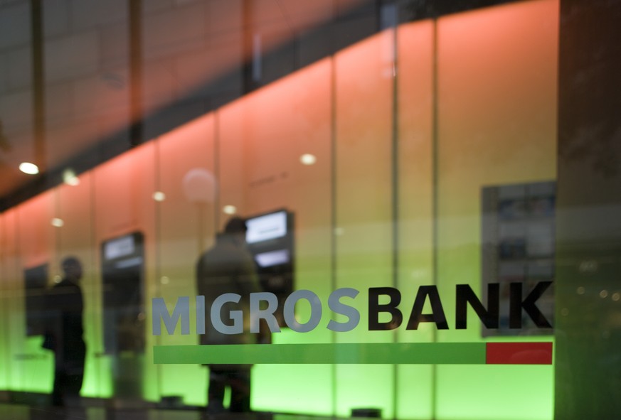 ARCHIVBILD ZUR PRAESENTATION DER JAHRESZAHLEN 2016 DER MIGROS BANK -- 
Kunden beziehen am 8. Oktober 2007 an Geldautomaten in der Filiale der Migros Bank in der Seidengasse in Zuerich Geld. Die Migro ...