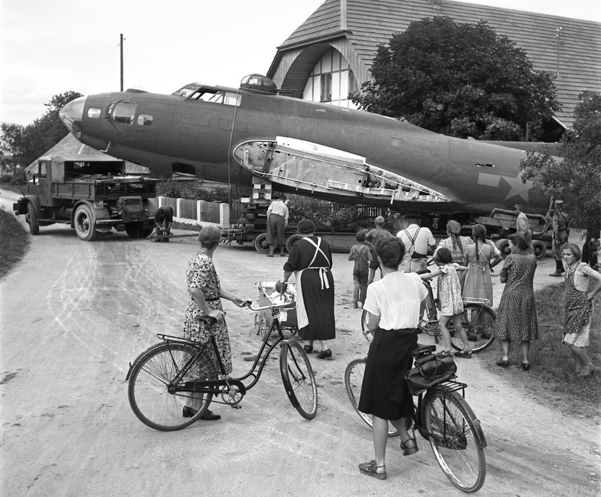 ARCHIVE --- VOR 75 JAHREN, AM 17. AUGUST 1943, MUSSTE IN UTZENSTORF IM KANTON BERN EINE BOEING B-17 DER US-LUFTWAFFE NACH EINEM BOMBERANGRIFF IN SUEDDEUTSCHLAND NOTLANDEN. DAS EREIGNIS ZOG SCHAULUSTIG ...