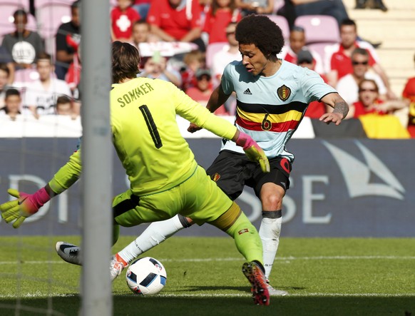 Football Soccer - Switzerland v Belgium - International Friendly - Geneva, Switzerland - 28/05/16. Switzerland's Yann Sommer in action with Belgium's Axel Witsel.    REUTERS/Denis Balibouse  