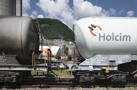 ARCHIVBILD ZU DEN UMSATZZAHLEN VON HOLCIM --- Ein Gueterzug steht auf dem Gelaende eines Holcim Zementwerks, fotografiert am 10. Juni 2021 in Untervaz, Kanton Graubuenden. (KEYSTONE/Gaetan Bally)