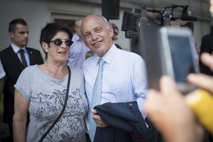 Bundesrat Ueli Maurer laesst sich mit einer Besucherin fotografieren anlaesslich der ordentlichen Sitzung &quot;extra muros&quot; des Bundesrates, am Mittwoch, 31. August 2016, in Glarus. Der Bundesra ...