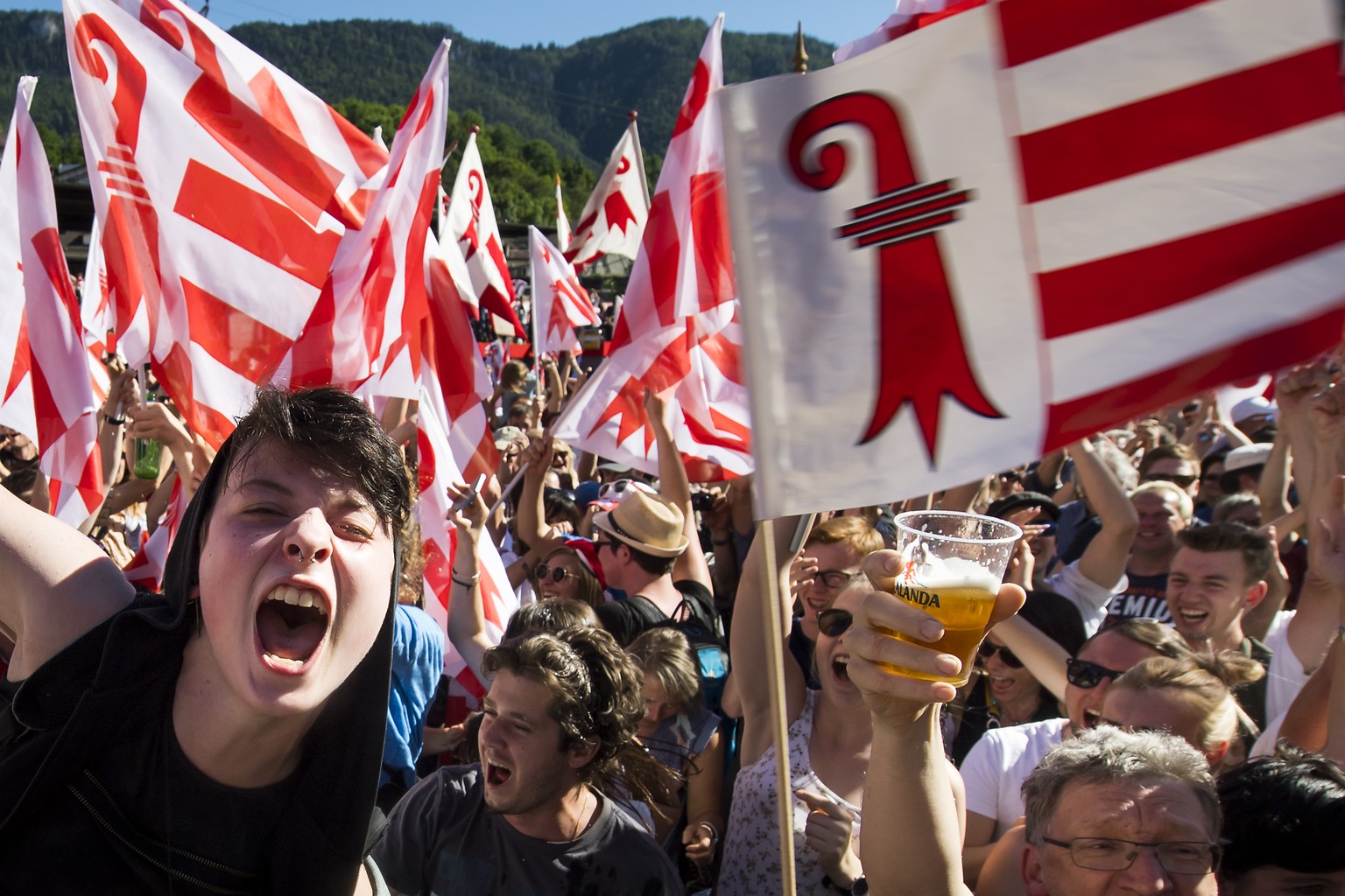 Les militants pro-jurassiens fete la victoire du &quot;Oui&quot; sur la place de la gare ce dimanche 18 juin 2017 a Moutier. Le 18 juin, les citoyens de Moutier doivent choisir entre le maintien dans  ...