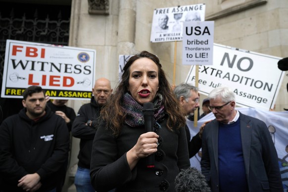 CAPTION CORRECTION SURNAME Julian Assange&#039;s partner, Stella Moris, addresses protestors outside the High Court in London, Wednesday, Oct. 27, 2021. The U.S. government is scheduled to ask Britain ...