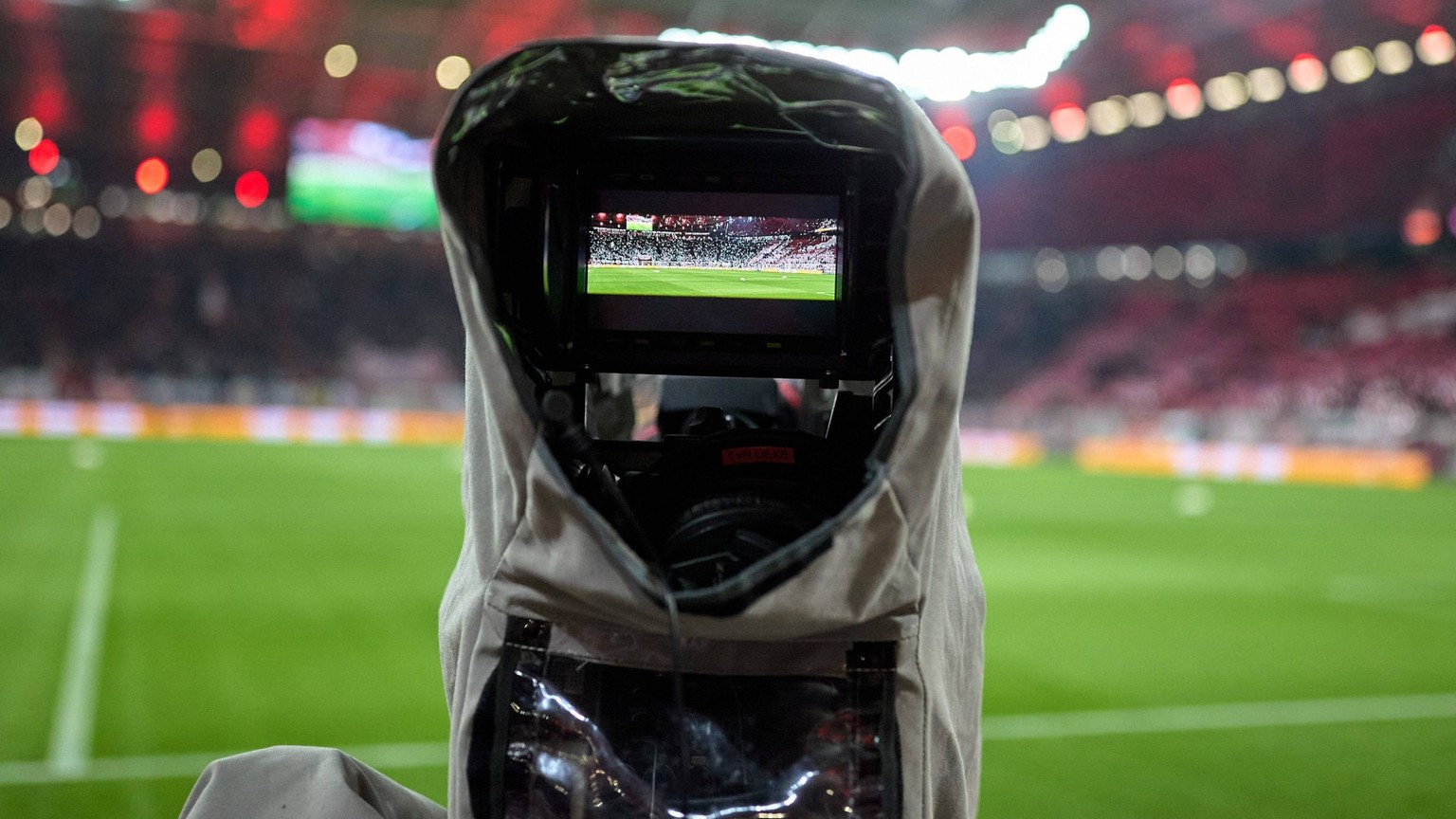 Ein Fussballspiel durch die Kamera eines Kameramanns