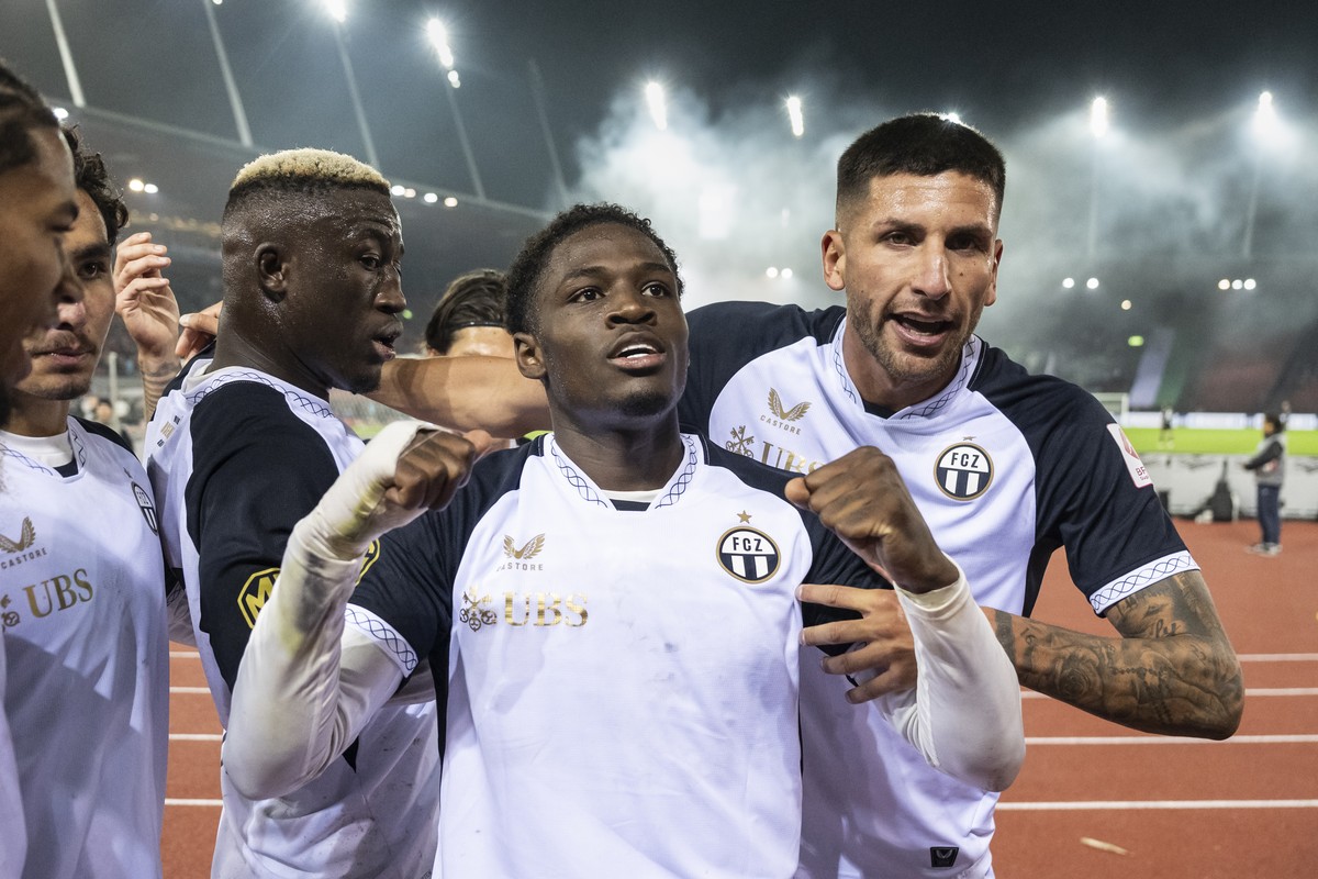 Jahnoah Markelo (FCZ), (Mitte) jubelt nach seinem Tor zum 3:1 mit Philippe Keny (links) und Mariano Gomez (rechts) im Fussball Meisterschaftsspiel der Super League zwischen dem FC Zuerich und dem FC S ...