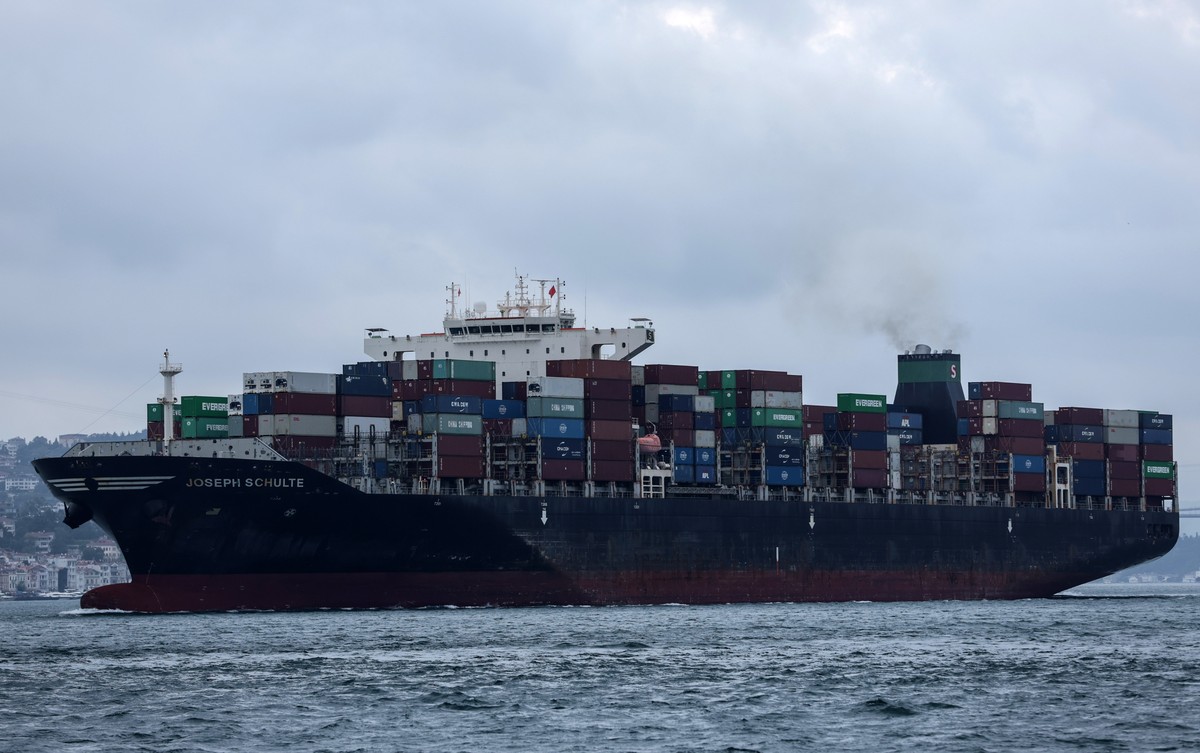 epa10805160 The Hong Kong-flagged Joseph Schulte, the first cargo ship to leave Ukraine's Odesa port since the end of the grain deal despite Russian threats, sails on the Bosphorus in Istanbul, T ...