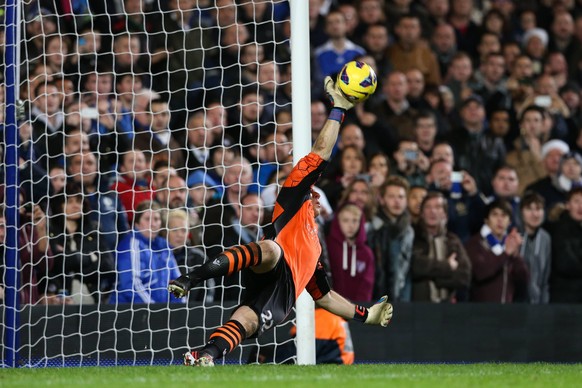 Bildnummer: 12171306 Datum: 23.12.2012 Copyright: imago/Colorsport
Football - 2012 / 2013 Premier League - Chelsea vs. Aston Villa Aston Villa s Brad Guzan saves the penalty hit by Chelsea s Lucas Pi ...