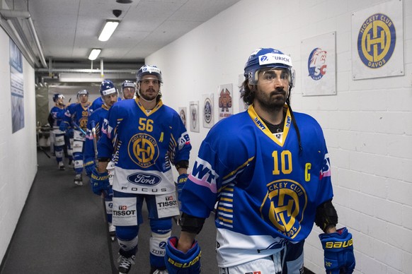 Die Davoser mit Captain Andres Ambuehl auf dem Weg aufs Eis, im Viertelfinale des Swiss Ice Hockey Cup zwischen dem HC Davos und den Rapperswil-Jona Lakers, am Dienstag, 27. November 2018, in der Vail ...