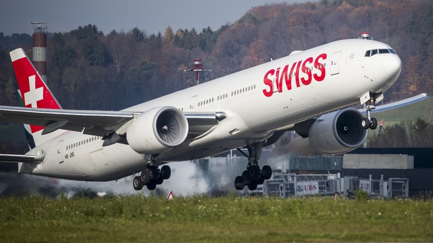 ARCHIV - SWISS-PILOTEN LEHNEN AUFGEBESSERTES GAV-ANGEBOT AB. ES DROHNT NUN EIN STREIK - Eine Boeing 777-300 von Swiss Airlines startet auf der Piste 16 am Flughafen Zuerich, am Dienstag, den 14. Novem ...