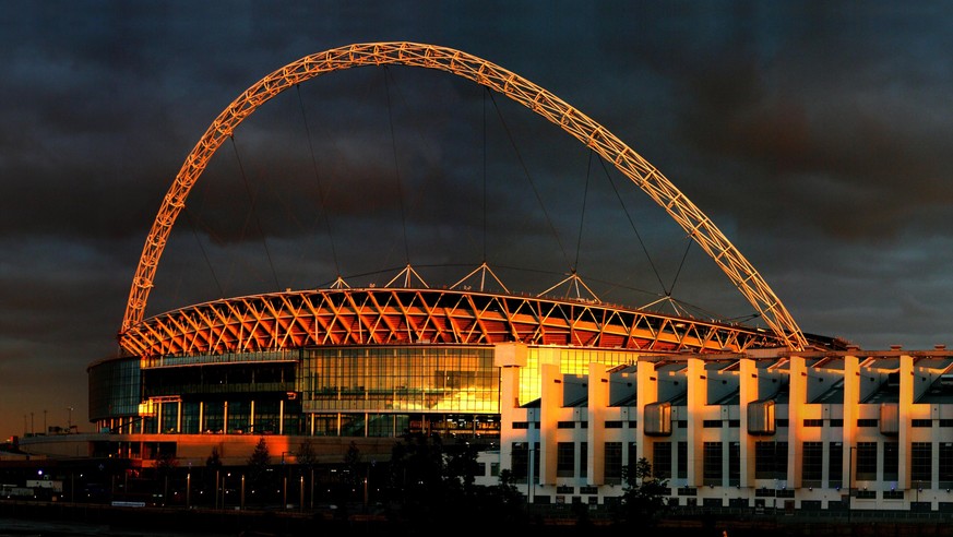 Das weltberühmte Wembley-Stadion bei Sonnenuntergang.