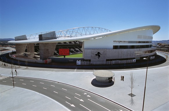 Aussenansicht des Estadio do Dragao in Porto, Portugal, wo waehrend den Fussball-Europameisterschaften 2004 Gruppenspiele sowie Viertels-und Halbfinale durchgefuert werden, aufgenommen im April 2004.  ...