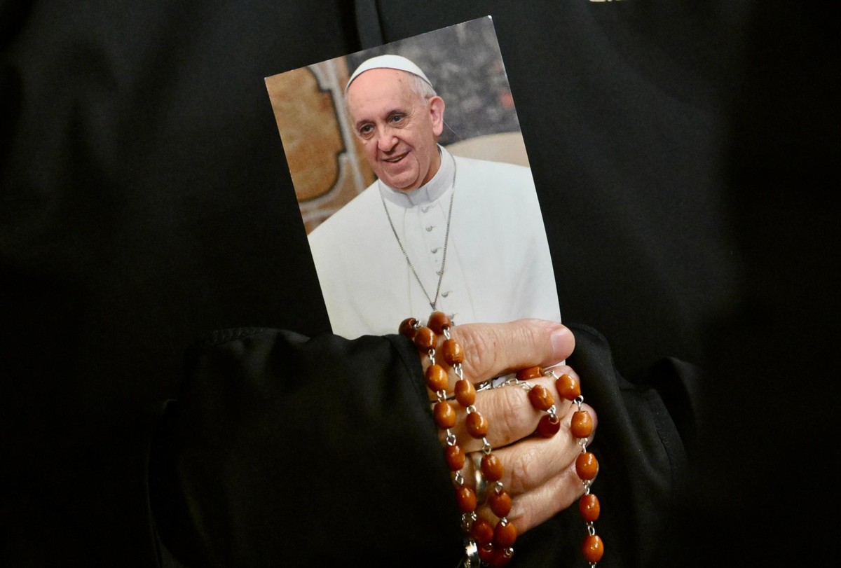 epaselect epa11938675 A nun holds a picture of Pope Francis and a rosary as faithful attend a Rosary prayer for the health of the pontiff at St. Peter's Square in Vatican City, 03 March 2025. Pop ...