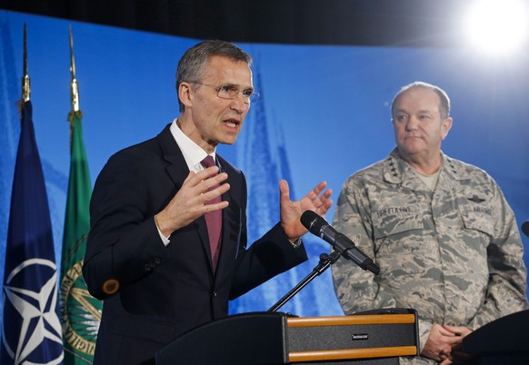 Auch die Informationen der NATO sind nicht immer über alle Zweifel erhaben, finden selbst westliche Politiker. Hier spricht NATO-Generalsekretär Jens Stoltenberg (links), General Phillip Breedlove hör ...