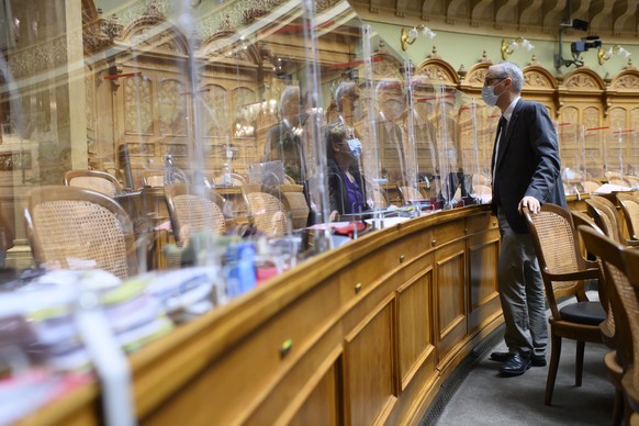 Brigitte Crottaz, SP-VD, links, und Christian Dandres, SP-GE, rechts, sprechen waehrend der Fruehlingssession der Eidgenoessischen Raete, am Dienstag, 9. Maerz 2021 im Nationalrat in Bern. (KEYSTONE/A ...