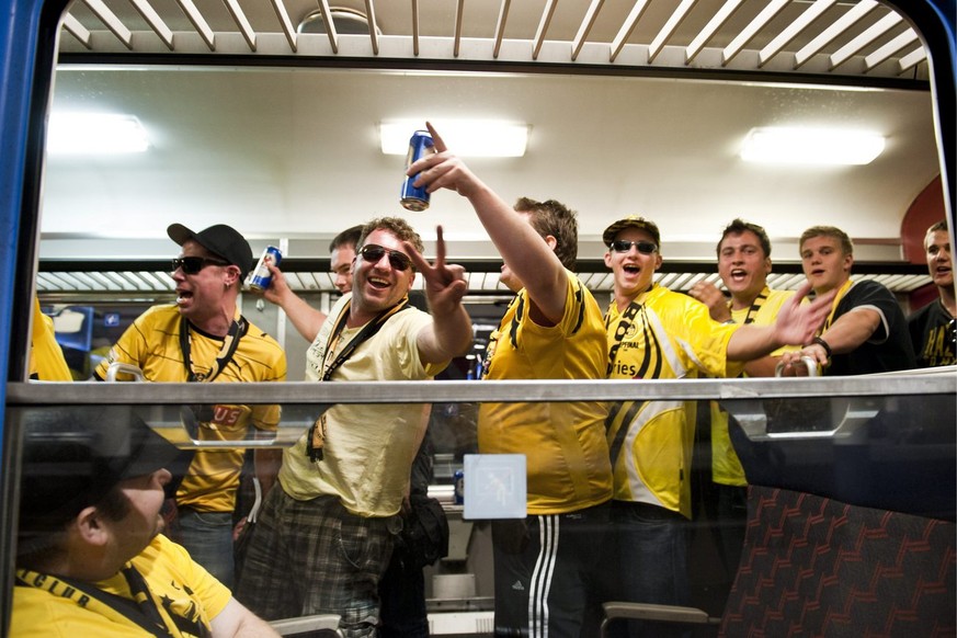 Der erste Fanzug unter der gemeinsamen Verantwortung der Fanarbeit Bern und der Fan-Dachorganisationen des Berner Super League Klubs BSC Young Boys und der SBB erreicht mit jubelnden YB Fans aus Lausa ...