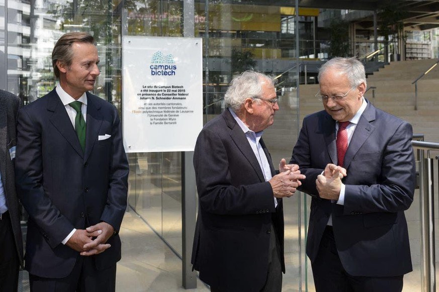 Zwei Milliardäre und ein Millionär: Ernesto Bertarelli und Hansjörg Wyss eröffnen den Campus Biotech in Genf 2015 mit Bundesrat Johann Schneider-Ammann.