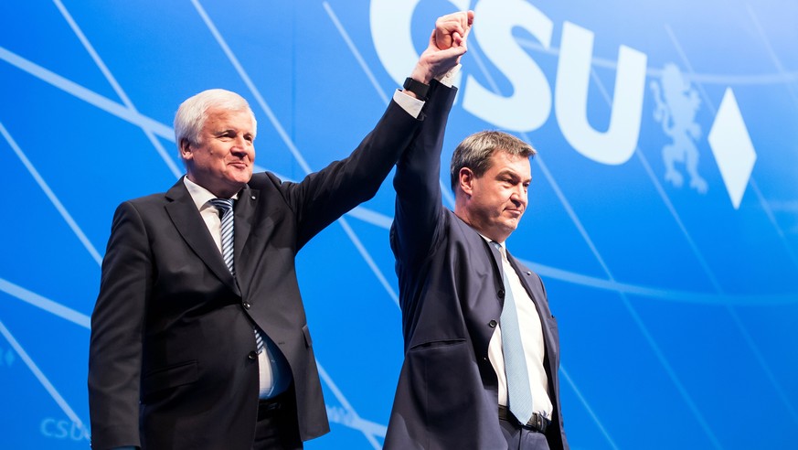 epa06393140 Bavarian Prime Minister and head of the Christian Social Union (CSU) party, Horst Seehofer (L), and Bavarian Finance Minister Markus Soeder of the Christian Social Union (R) demonstrate th ...