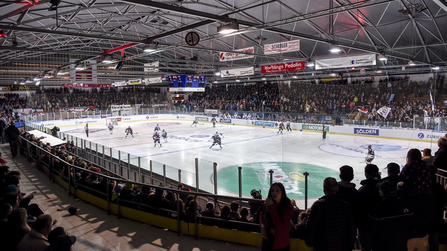 Blick auf die Partie im Eishockey Sechzehntelfinal Cupspiel zwischen dem EHC Chur, und den ZSC Lions, am Mittwoch, 30. September 2015, im Hallenstadion in Chur. (KEYSTONE/Gian Ehrenzeller)