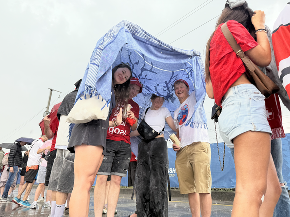 Hockey-Fans stehen vor der Hockey-WM Fanzone, in Altstetten ZH Schlange