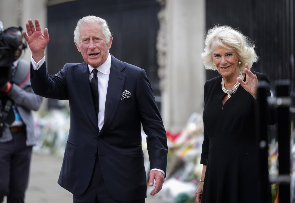 epaselect epa10173573 Britain's King Charles III (L) and Camilla, the Queen Consort, look at the floral tributes left outside Buckingham Palace in London, Britain, 09 September 2022. Britain' ...