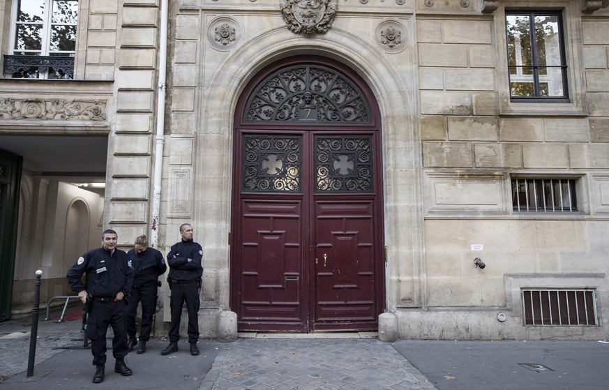 epa05567986 Police stand guard outside the entrance of a building in which US reality TV star Kim Kardashian was reportedly held up at gunpoint by men dressed as police officers inside her rented priv ...