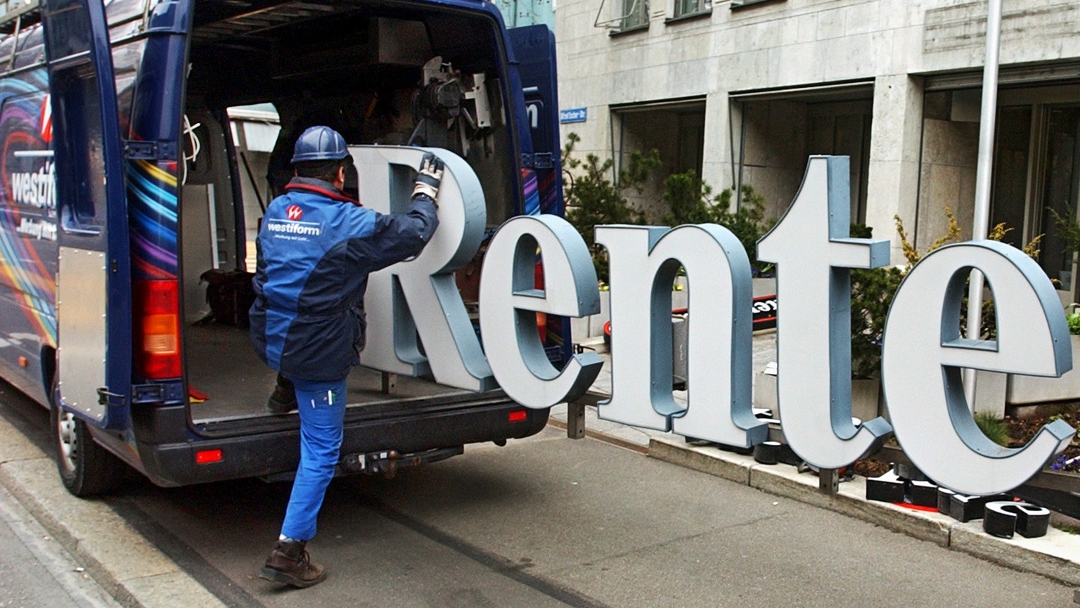 THEMENBILD BERUFLICHE VORSORGE --- 
JAHRESRUECKBLICK 2004 - INLAND - RENTENABBAU: Ein Arbeiter demontiert am Freitag, 26. Maerz 2004, das Logo der Rentenanstalt Swiss Life beim Hauptsitz in Zuerich.  ...