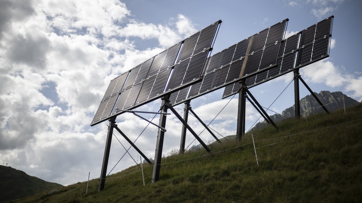 zum Baustart der Solar-Grossanlage Sedrun Solar, am Freitag, 16. August 2024, in Sedrun. Der Bau der Anlage mit 5700 Solartischen soll schrittweise bis 2028 erfolgen. Die Anlage wird Strom fuer 6500 H ...