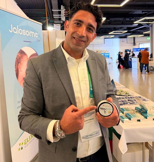 Erfinder Mücahit Yildirim mit seinem Produkt auf dem Apothekerkongress.