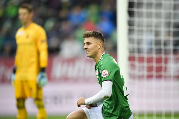 St.Gallens Alessandro Kraeuchi nach einer verpassten Chance, im Hintergrund Basels Torhueter Jonas Omlin, beim Fussball Super-League Spiel zwischen dem FC St. Gallen und dem FC Basel, am Sonntag, 6. O ...