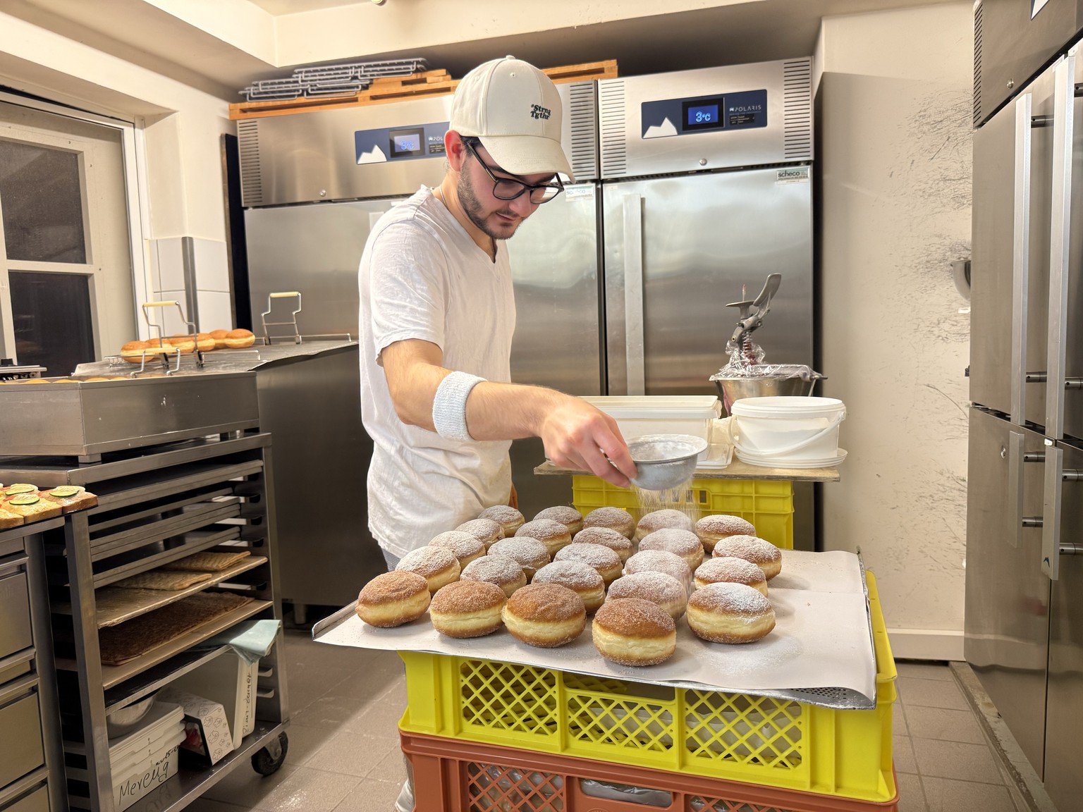 Flavio bestreut Berliner mit Puderzucker