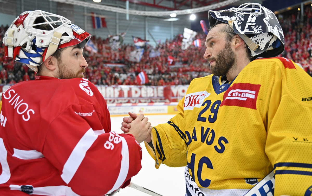 SC Rapperswil-Jona Lakers Torhueter Melvin Nyffeler, links, und Davos Torhueter Sandro Aeschlimann, nach Spiel 7 des Playoff 1/4 Final Eishockeyspiels der National League zwischen den Rapperswil-Jona  ...