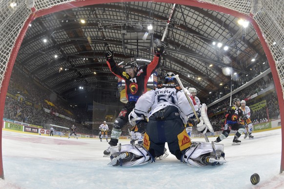 Berns Alain Berger und Zugs Goalie Tobias Stephan, von links, im fuenften Eishockey Playoff Finalspiel der National League A zwischen dem SC Bern und dem EV Zug am Samstag, 15. April 2017, in der Post ...