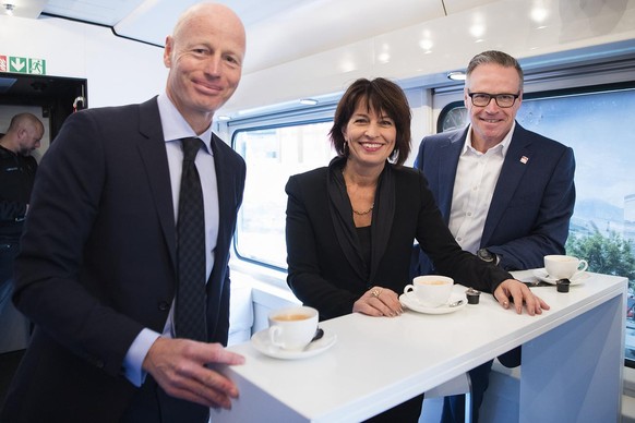 HANDOUT - Marc Walder, CEO Ringier, Bundespraesidentin Doris Leuthard, und Andreas Meyer, CEO SBB, posieren anlaesslich der VIP-Fahrt im SBB-Digitalwagen, am Dienstag, 21. November 2017 zwischen Fribo ...