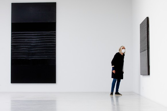 05.05.2020, Nordrhein-Westfalen, Münster: Eine Besucherin schaut sich das Werk «Peinture 163cm x 181cm» des französischen Künstlers Pierre Soulages im LWL-Museum für Kunst und Kultur an. Die Museen in ...