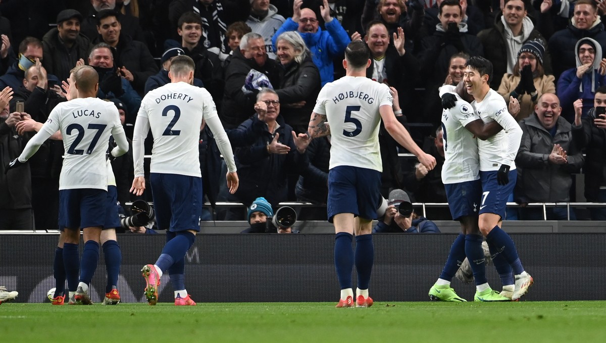 epa09624005 Son Heung-min (R) of Tottenham celebrates with teammates after scoring the 3-0 lead during the English Premier League soccer match between Tottenham Hotspur and Norwich City in London, Bri ...