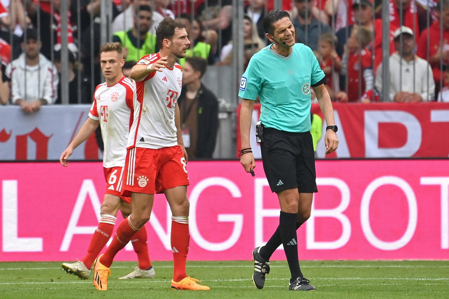 Leon GORETZKA Bayern Muenchen diskutiert mit Schiedsrichter Deniz AYTEKIN nach einer umstrittenen Entscheidung. Fussball 1. Bundesliga Saison 2022/2023, 33.Spieltag, Spieltag33, FC Bayern Muenchen - R ...