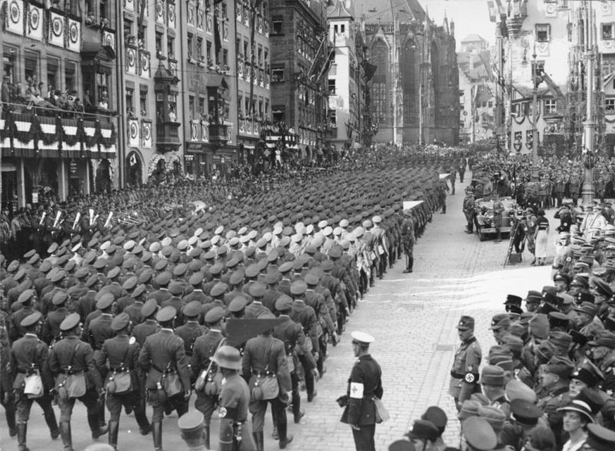 Die Nürnberger Altstadt 1934 während des Reichsparteitag der NSDAP. Mitte rechts ist ein Filmteam um Leni Riefenstahl zu erkennen.
