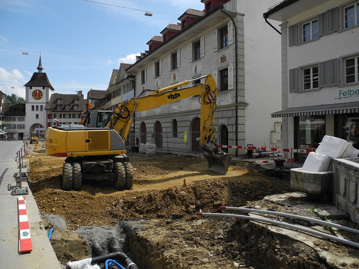 Willisau, Gassensanierung 2013, Situation vor dem Rathaus, hinten das Untertor. Auf eine archäologische Untersuchung der Hauptgasse wird für immer verzichtet.