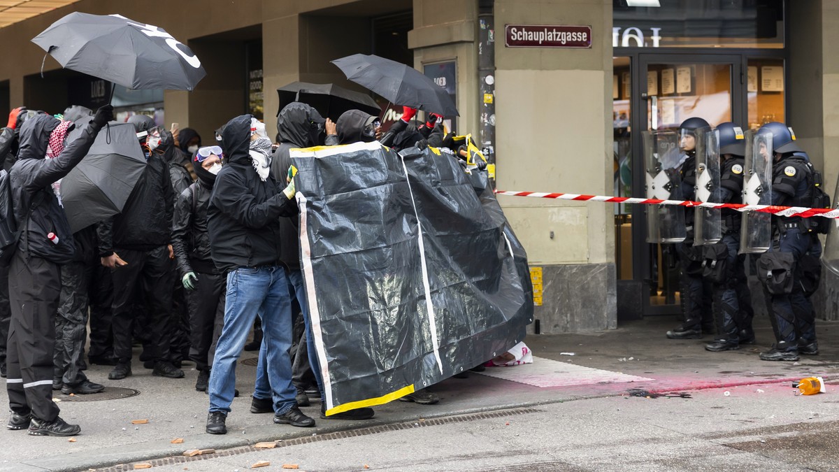 Harter-Einsatz-lange-Einkesselung-Juristen-Team-kritisiert-Vorgehen-der-Polizei-in-Bern