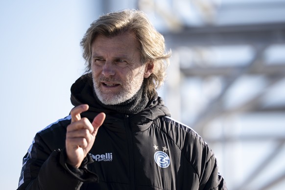 Sportchef Alain Sutter (GCZ) beobachtet den Trainingsauftakt des Grasshopper Club Zuerich (GCZ) nach der Winterpause am Sonntag, 4. Januar 2026 auf dem GC Campus in Niederhasli. (KEYSTONE/Claudio Thom ...