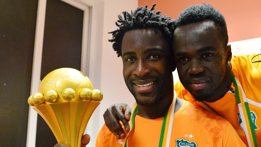 epa04610457 Wilfried Bony (L) and Cheik Tiote of Ivory Coast (R) celebrate with the trophy in the changing room after the 2015 Africa Cup of Nations final soccer match between Ivory Coast and Ghana at ...