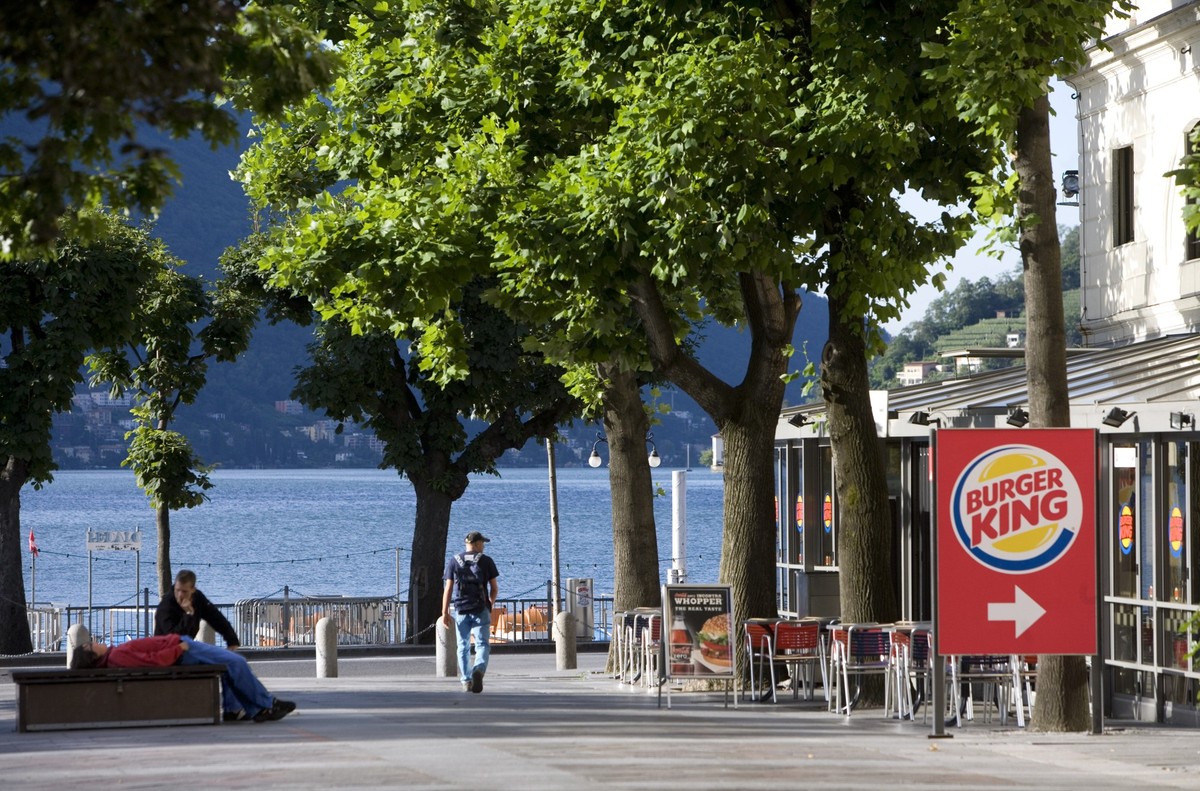 Ein Restaurant der Fast Food-Kette Burger-King in einer Allee am See in Lugano, Kanton Tessin, aufgenommen am 27. Juni 2007. (KEYSTONE/Martin Ruetschi)

A restaurant of the fast food chain Burger-King ...