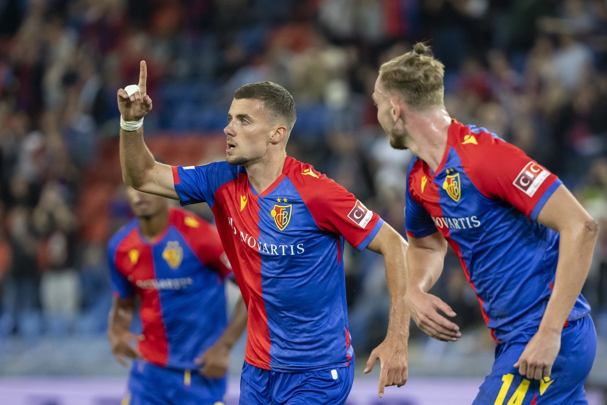 epa10171234 Basel's Darian Males (L) celebrates after scoring the 1-0 lead from the penalty spot during the UEFA Europa Conference League group H soccer match between FC Basel and FC Pyunik Yerev ...