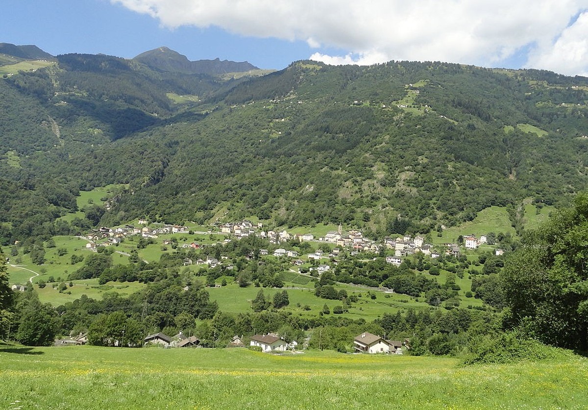 Grumo mit Ponto Valentino im Hintergrund.
https://commons.wikimedia.org/wiki/File:Grumo.jpg
