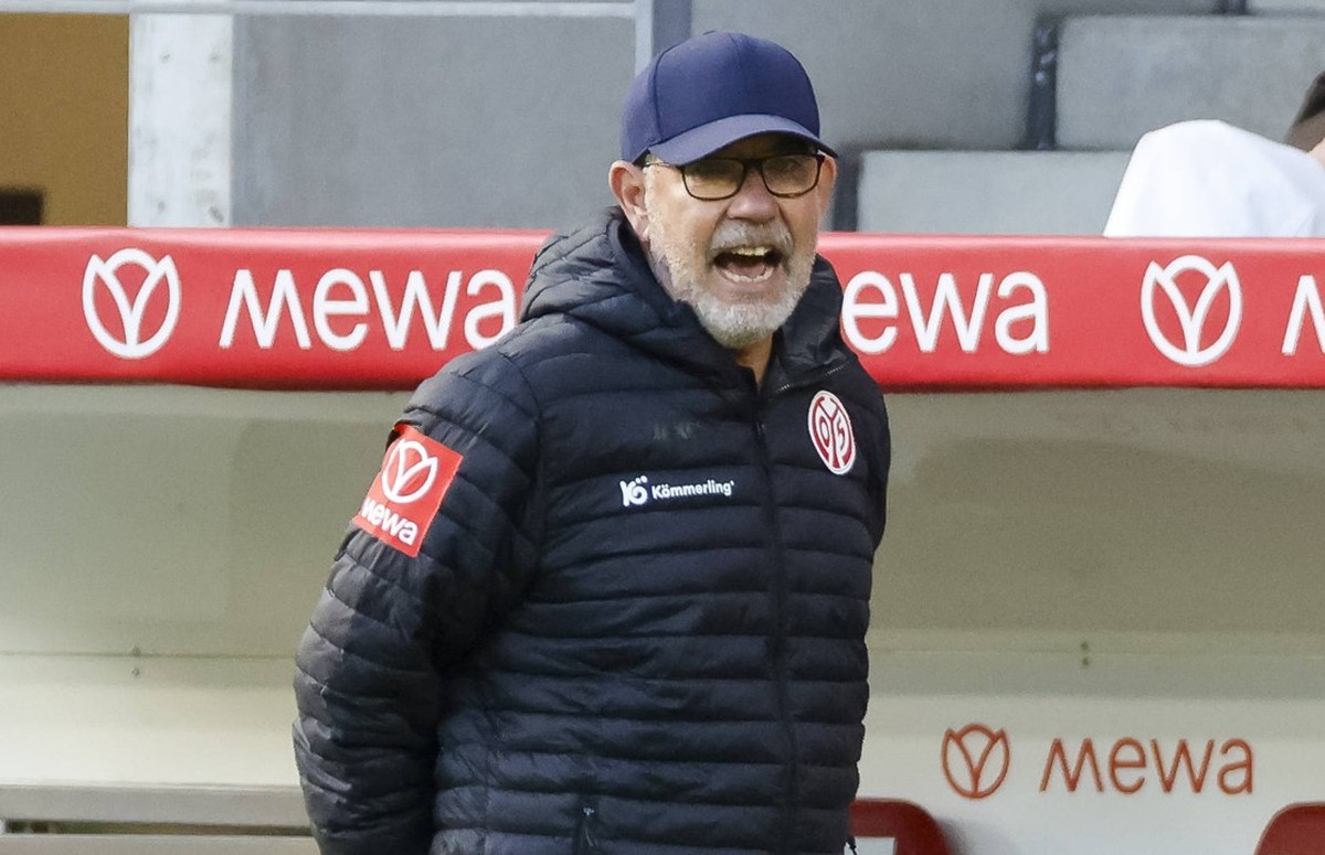 Urs Fischer 1.FSV Mainz, Trainer, Mimik, Gesichtsausdruck, Emotion , Deutschland, Fussball, 1. Bundesliga, 7.Spieltag, 2026/2027, 1. FSV Mainz vs. SV Werder Bremen, 24.10.2026, Mainz Mewa Arena Deutsc ...