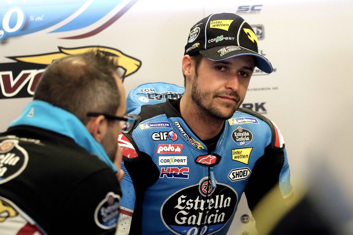 epa06748931 Swiss Moto GP rider Thomas Luthi (R) of EG 0,0 Marc VDS prepares during the free practice of the MotoGP race of the French Motorcycling Grand Prix at Le Mans race track, in Le Mans, France ...